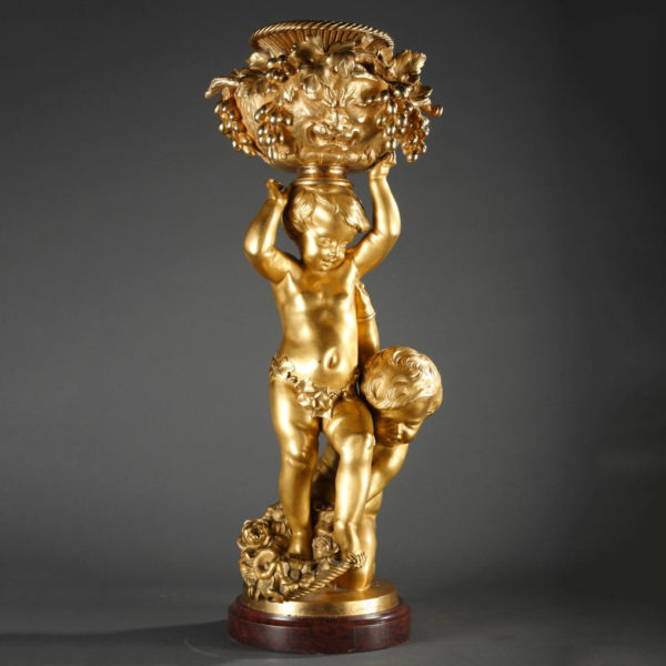 The golden child dragged the bronze statue of the vase