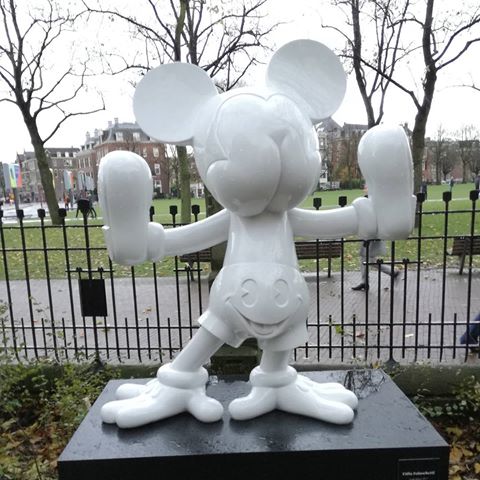 outdoors ; indoor ; Fiberglass statue ; decorate ; Large scale ; City decoration ; garden ; Park decoration ; Mickey ; Mickey sculpture ; Mickey statue ; Life Size ; cartoon ; Abstract style White fiberglass cartoon Mickey Mouse statue